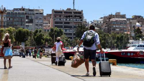 Οι διακοπές των Ελλήνων: Πιο φθηνή η διαμονή στο Παρίσι και το Λονδίνο παρά στη Ρόδο και τη Σαντορίνη