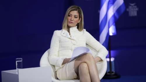 Ράνια Τζίμα: Η κόρη της &quot;εισέβαλε&quot; στο πλατό - Η φωτογραφία λίγο πριν αρχίσει το δελτίο ειδήσεων