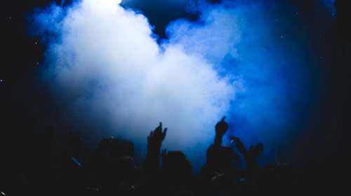 Σάλος στη Βρετανία με τις &quot;βελόνες βιασμού&quot; σε κλαμπ - Το ενέσιμο ναρκωτικό με το οποίο τρυπούν τις γυναίκες [βίντεο]