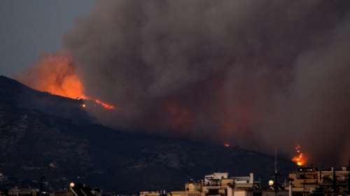 Υπό έλεγχο τα πύρινα μέτωπα στην Παλλήνη, δηλώνει ο δήμαρχος - Κίνδυνος αναζωπύρωσης στη ρεματιά