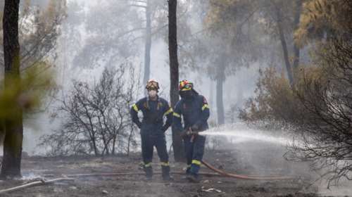 Φωτιές σε Δερβένι Κορινθίας και Μενδενίτσα Φθιώτιδας - Ολονύχτια μάχη των πυροσβεστών με τις φλόγες