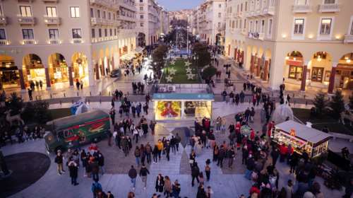 "Μύρισε Χριστούγεννα" παντού: Η εταιρεία Ε.Ι. Παπαδόπουλος "ταξίδεψε" την πιο Χριστουγεννιάτικη μπισκοτένια μυρωδιά από τα εργοστάσιά της στην καρδιά της Θεσσαλονίκης