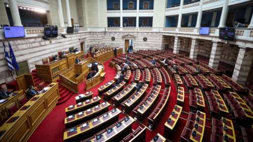 Πέρασαν οι τροπολογίες Κικίλια-Πέτσα για εμβολιασμούς και ΜΜΕ - Χαμός στη Βουλή
