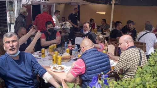 Απίστευτο: Η Σερβία δίνει 25 ευρώ σε κάθε πολίτη της για να εμβολιαστεί – Ταβέρνα προσφέρει δωρεάν ψητά και… εμβόλια [Εικόνες]