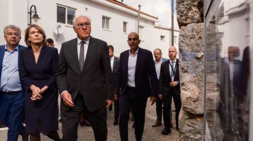 Στην Κάνδανο ο Φρανκ Βάλτερ Σταϊνμάιερ: Ζήτησε συγχώρεση στα ελληνικά στο όνομα της Γερμανίας για τα βαριά εγκλήματα