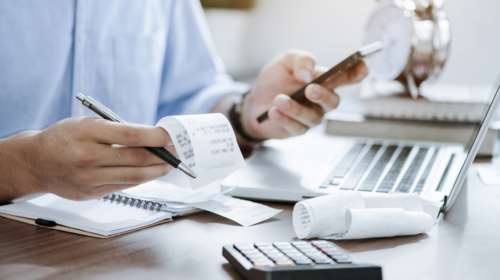 Ένας στους τρεις φορολογούμενους θα πληρώσει επιπλέον φόρο για τα εισοδήματα του 2022