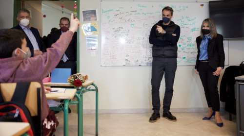 Μητσοτάκης σε δημοτικό σχολείο της Σύρου: Σύντομα θα απαλλαγούμε από τις μάσκες εντός της τάξης