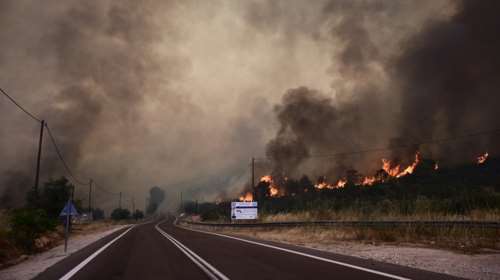 &quot;Η φωτιά από τα Δερβενοχώρια τώρα απειλεί τη Μάνδρα&quot; λέει ο δήμαρχος - Ποιοι δρόμοι έχουν κλείσει