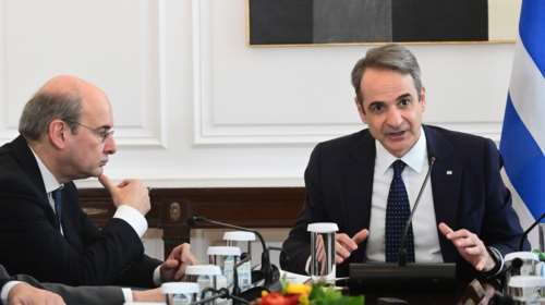 Κρίσιμη σύσκεψη στην κυβέρνηση για τους δασμούς του Τραμπ - Ο φόβος της ύφεσης και του πληθωρισμού