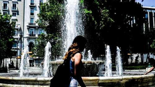 Καύσωνας: Οδηγίες προστασίας για ευάλωτες ομάδες - Τι πρέπει να κάνετε και τι όχι αν έχετε βρέφη και ηλικιωμένους