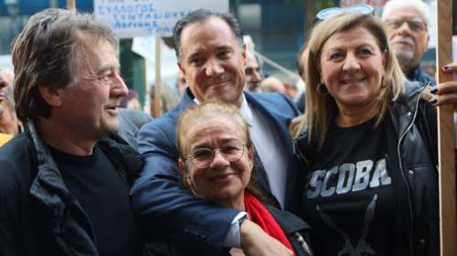 Άδωνις Γεωργιάδης: Κατέβηκε από το γραφείο του να συναντήσει διαδηλωτές - &quot;Το Υπουργείο αυτό ανήκει στους εργαζομένους&quot;