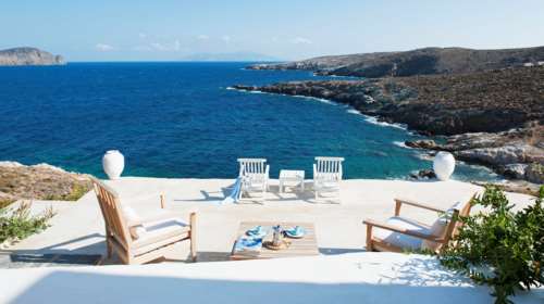 Καλοκαίρι στη Σέριφο: Το εντυπωσιακό πέτρινο σπίτι με θέα στην παραλία Κολυμπήθρα