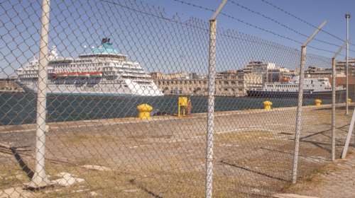 Σε αμόκ 20χρονος στη Θεσσαλονίκη: Ξυλοκόπησε τουρίστα και δάγκωσε άνδρα του λιμενικού