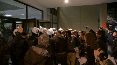 Λάρισα: Σοβαρά επεισόδια στο Δημοτικό Ωδείο στη συναυλία της στρατιωτικής ακαδημίας των ΗΠΑ- Χημικά και μάχες σώμα με σώμα