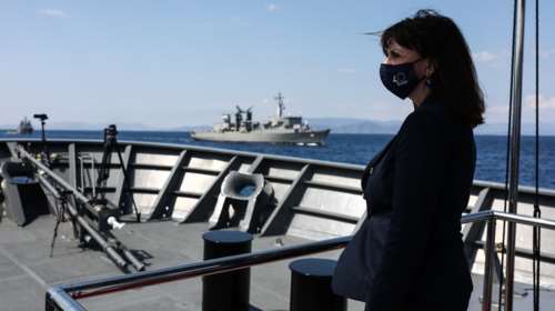 Η Σακελλαροπούλου επιθεώρησε τον Στόλο: Υπερηφάνεια και σεβασμός προς τους άνδρες και τις γυναίκες του Πολεμικού Ναυτικού