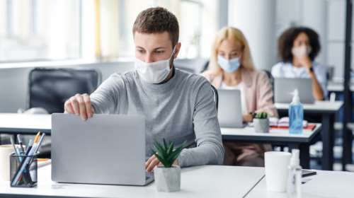 Επίσημο: Ο εργοδότης θα μπορεί να εντοπίζει τους μη εμβολιασμένους εργαζόμενους - Σε δημόσιο και ιδιωτικό τομέα