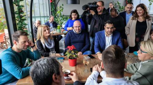 Συνάντηση Κασσελάκη με δημοσιογράφους σε μπαρ της Αθήνας - Μαζί και η Φάρλι με χριστουγεννιάτικο σκούφο [εικόνες-βίντεο]