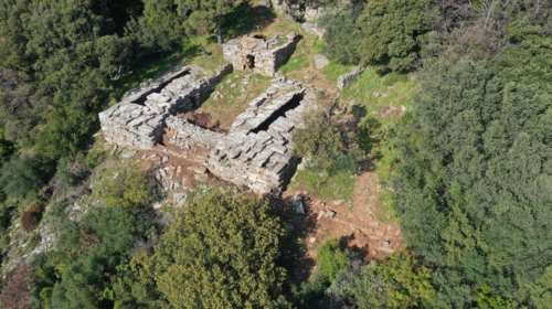 Το μυστήριο με τα δρακόσπιτα της Εύβοιας - Αρχαιολογική έρευνα για την αινιγματική χρήση τους [εικόνες]