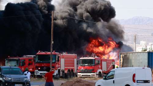 Υπό μερικό έλεγχο η φωτιά στον Ασπρόπυργο: Καίγεται μάντρα αυτοκινήτων