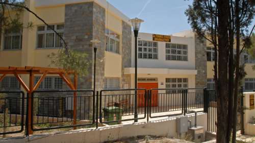 Σοκ στη Θεσσαλονίκη: Εξωσχολικοί μαχαίρωσαν μαθητή έξω από λύκειο