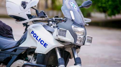 Ρέθυμνο: Ομοφοβική επίθεση με σιδερογροθιές, γιατί κυκλοφορούσαν χέρι-χέρι