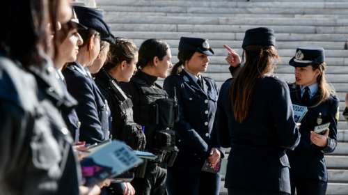 Αντισυνταγματικό το όριο του 1,70 μ. για την πρόσληψη γυναικών στην ΕΛΑΣ - Το Εφετείο δικαίωσε υποψήφια