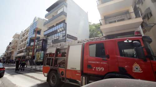 Πυρκαγιά σε διαμέρισμα στο Πέραμα - Απεγκλωβίστηκαν οι κάτοικοι, σοβαρές υλικές ζημιές