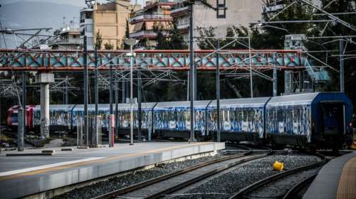 Ατύχημα με παράσυρση αυτοκινήτου από τρένο στην Πάτρα: Δεν κατέβηκαν οι μπάρες, παραδέχτηκε η Hellenic Train