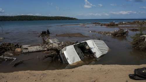Κακοκαιρία Daniel: Άρχισε η αποκατάσταση του παραλιακού μετώπου στη Μαγνησία - Βγάζουν αυτοκίνητα από τον βυθό