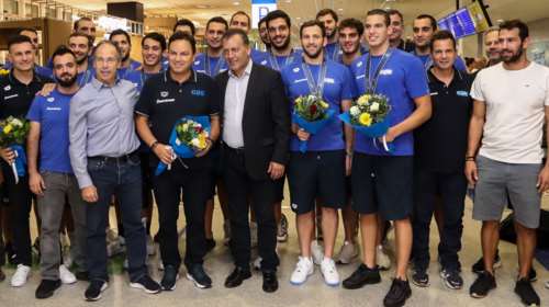 Εθνική Πόλο: Αποθέωση στην υποδοχή των διεθνών στο αεροδρόμιο [εικόνες, βίντεο]