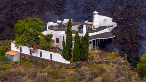 Κανάρια Νησιά: Μεζονέτα έμεινε ανέπαφη από την έκρηξη του ηφαιστείου και γύρω της κάηκαν τα πάντα [εικόνες]