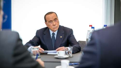 Σίλβιο Μπερλουσκόνι: Αθωώθηκε για τα πάρτι μπούνγκα μπούνγκα και τη δωροδοκία του πιανίστα του