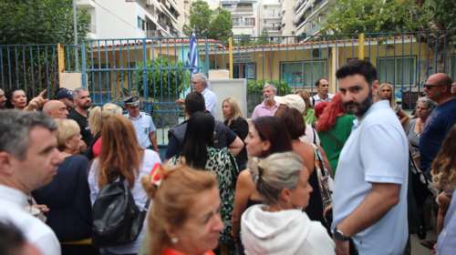 Νέα Σμύρνη: Ένταση στη συγκέντρωση διαμαρτυρίας για το κλείσιμο του 6ου Νηπιαγωγείου [εικόνες]