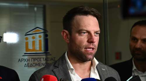 Κασσελάκης για Τέμπη: Η αστυνομία κάνει έφοδο στον ΟΣΕ τώρα, ένα χρόνο μετά το έγκλημα