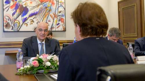 Τεταμένο το κλίμα στο Κόσοβο: Επικοινωνία Δένδια με το Γραφείο Συνδέσμου της Ελλάδας στην Πρίστινα και με το KFOR