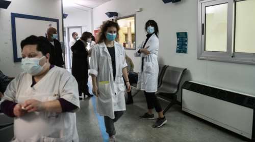 Επίταξη γιατρών: Αμοιβή 2.000 ευρώ μηνιαίως καθαρά, συν τις εφημερίες