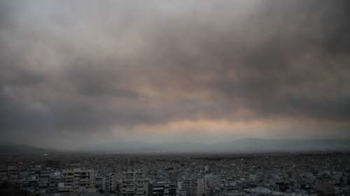 Έκκληση του Εθνικού Αστεροσκοπείου για τη φωτιά στη Βαρυμπόμπη: Μείνετε σπίτι με ερμητικά κλειστά παράθυρα και πόρτες