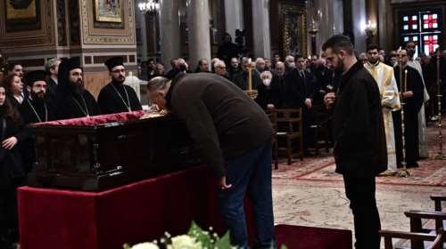 Σε λαϊκό προσκύνημα το σκήνωμα του Αρχιεπισκόπου Αλβανίας Αναστάσιου στη Μητρόπολη Αθηνών [εικόνες-βίντεο]