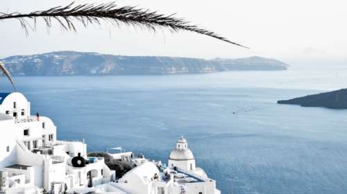 Guardian: Η Ελλάδα στέλνει την αστυνομία στα νησιά όπου η μετάλλαξη Δέλτα κτυπά &quot;κόκκινο&quot;