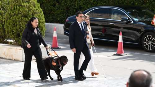 Ο βουλευτής Σταμάτης στη Βουλή με γυναίκες με πρόβλημα όρασης και σκύλο οδηγό- Το μήνυμα για την προσβασιμότητα των ΑμΕΑ