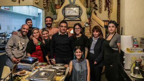 Σακελλαροπούλου: Για φαγητό σε παραδοσιακό μεζεδοπωλείο με υπαλλήλους πρώην χρήστες και κρατούμενους [εικόνες]