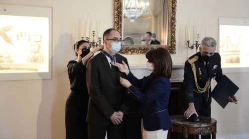 Η Κατερίνα Σακελλαροπούλου παρασημοφόρησε τον πρόεδρο του Μουσείου του Λούβρου