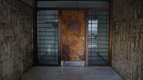 Βιασμός 12χρονης: Έβαλαν γκαζάκια στην πολυκατοικία που έμενε ο Μίχος