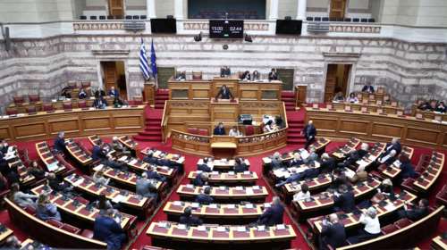 Ένταση στη Βουλή για την επιστολική ψήφο: Ιστορικό χρέος λέει η κυβέρνηση - Αντιπερισπασμό καταγγέλλει η αντιπολίτευση