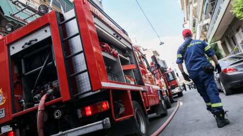 &quot;Συναγερμός&quot; στον Άγιο Παντελεήμονα - Γυναίκα απεγκλωβίστηκε από φλεγόμενο διαμέρισμα