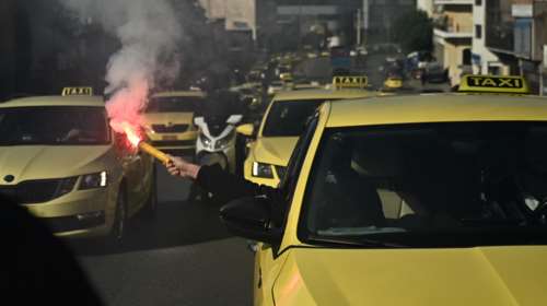 Με καπνογόνα και κόρνες οι ταξιτζήδες στο υπουργείο Μεταφορών - Ζητούν να μπαίνουν στις λεωφορειολωρίδες [εικόνες]