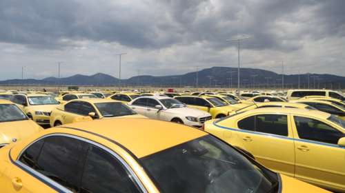 Απεργία ταξί: Μαραθώνια κινητοποίηση στο &quot;Ελ. Βενιζέλος&quot; - Κίτρινο &quot;ποτάμι&quot; προς το αεροδρόμιο [εικόνες - βίντεο]