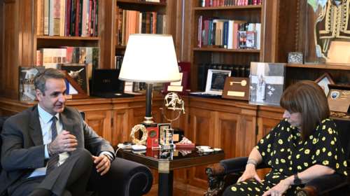 Μητσοτάκης σε Σακελλαροπούλου: Παραμένουμε προσηλωμένοι στο μέτωπο της τιθάσευσης των τιμών