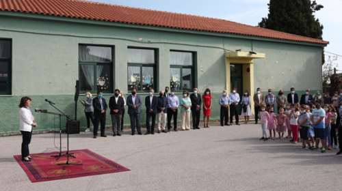 Στην πυρόπληκτη Αγία Άννα Ευβοίας η Σακελλαροπούλου: Ευτυχώς, είμαστε όλοι εδώ, γεροί και δυνατοί [εικόνες]