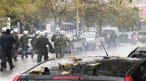 Θεσσαλονίκη: Επεισόδια έξω από το Ιπποκράτειο Νοσοκομείο - Επίθεση Ρομά στα ΜΑΤ μετά τον πυροβολισμό 16χρονου